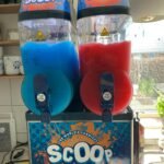 Slush-ice maskine med blå og rød drik